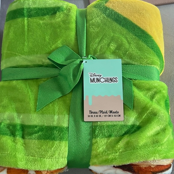 Disney Munchlings Pluto Snacks Eats Peanut Butter Cup Green Yellow Throw Blanket - Picture 4 of 10